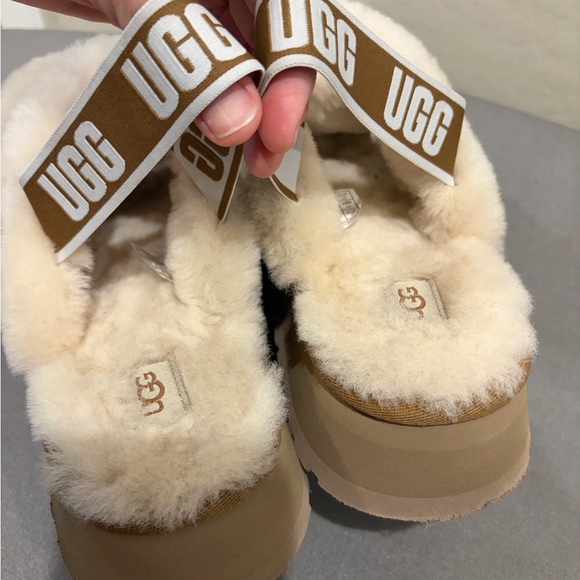 UGG Women's Disco Cross Slide clogs size 10 - Picture 2 of 9